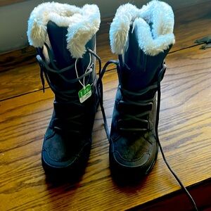 Columbia winter boots size 7 never worn!!